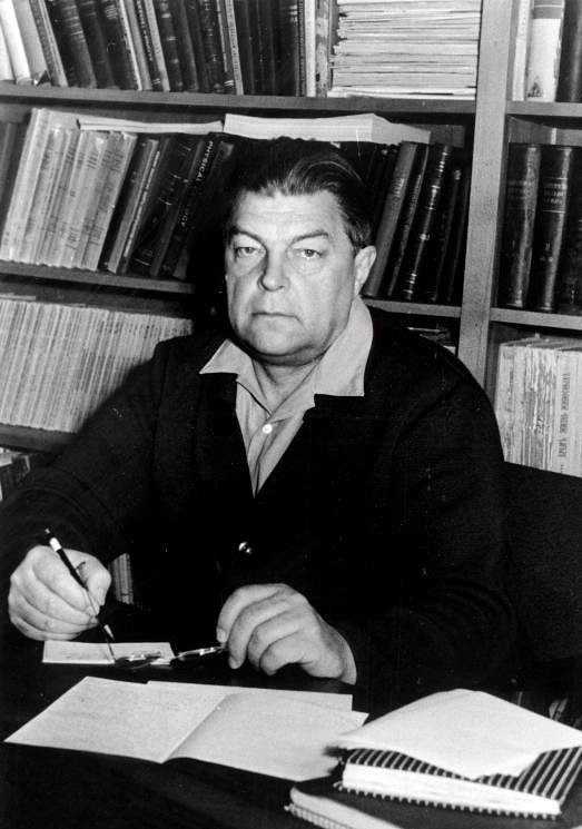 Иван Антонович Ефремов за письменным столом, 1967 год